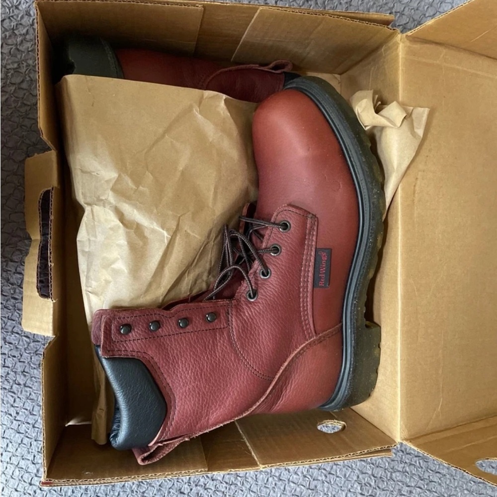 Red Wing 9.5 Steel Toe NWT & Org. Box  2408